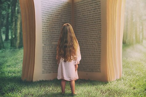 ילדה מול ספר ענק