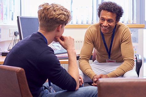 יועץ חינוכי מדבר עם מתבגר