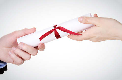 ידיים מעבירות תעודה