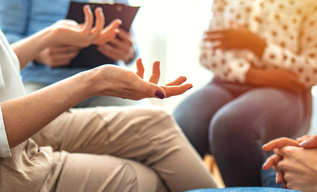 אנשים דנים עם תנועות ידיים