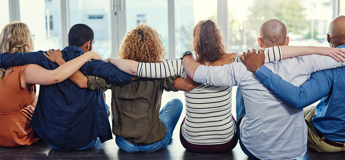 אנשים יושבים מחובקים