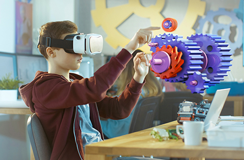 ילד חובש משקפי תלת ממד ונוגע בעצמים וירטואלים טכלוגיים