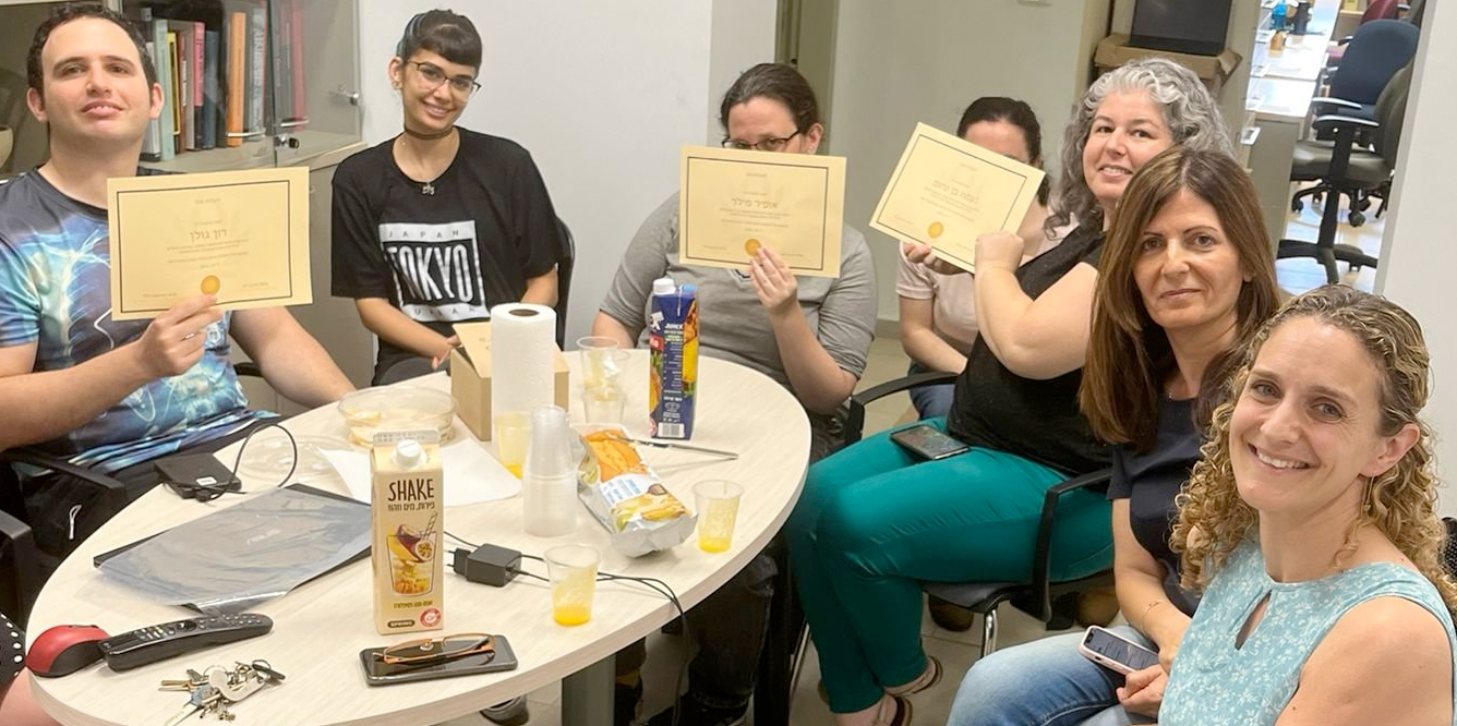 תושבי בית אקשטיין במעבדתה של פרופ’ בתשי חדד