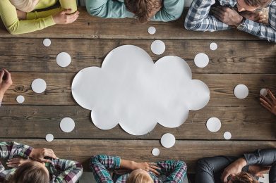 חוקרים סביב שולחן