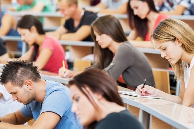 סטודנטים בכיתת לימוד