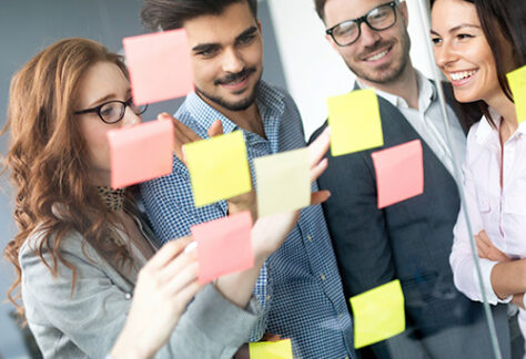 אנשים במשרד מול לוח הודעות