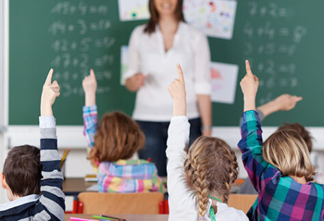 מורה בכיתה מול תלמידים